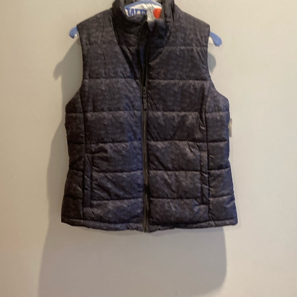 AMAZON ESSENTIALS puffer vest
NWT